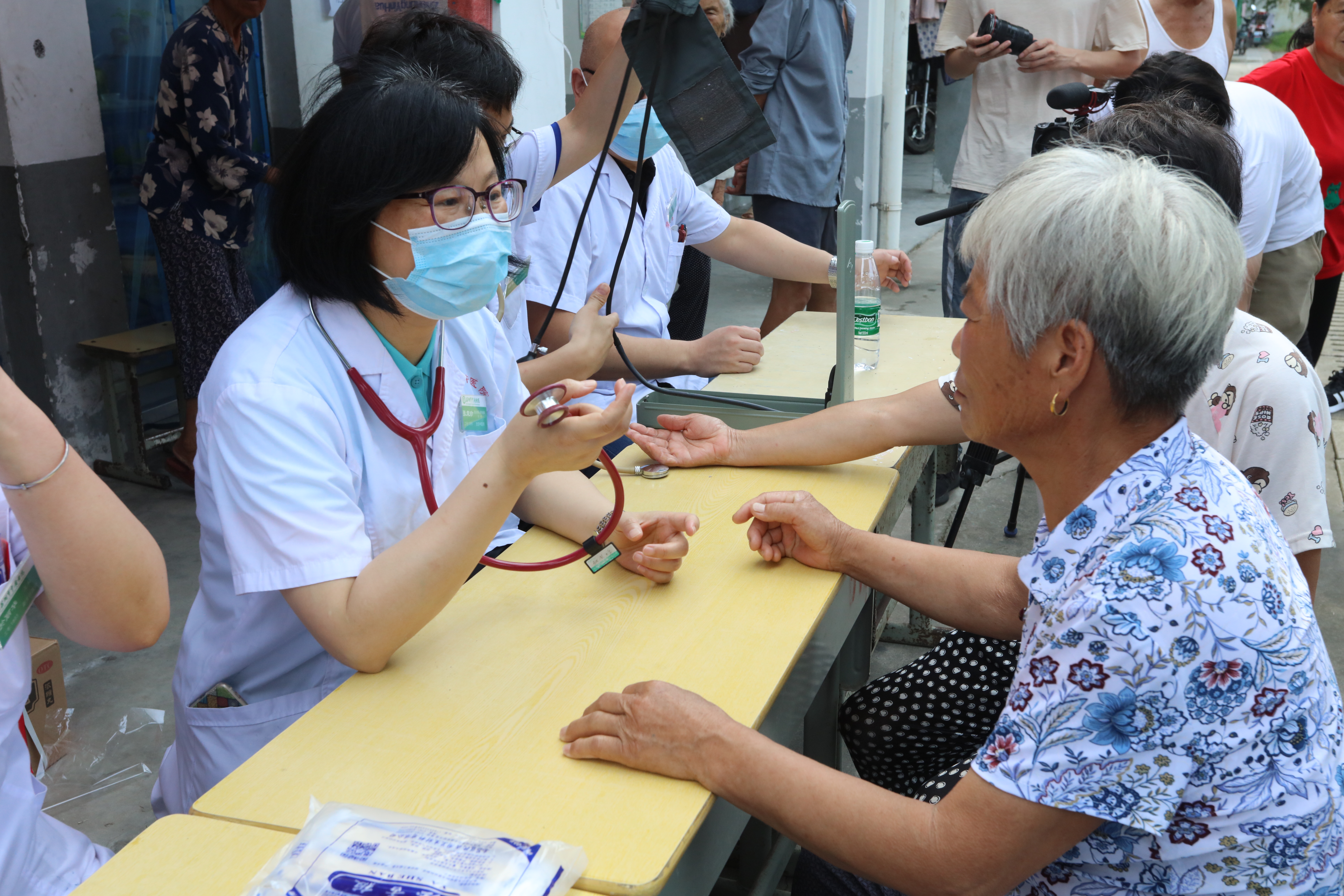 農(nóng)工黨蕪湖市中醫(yī)院支部赴沈巷鎮(zhèn)居民安置點(diǎn)慰問(圖2)